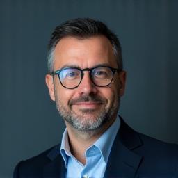Retrato circular del Director de Operaciones de EMME-E GROUP LIMITED